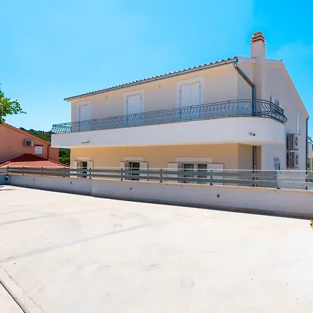 Apartment Lake Silence *